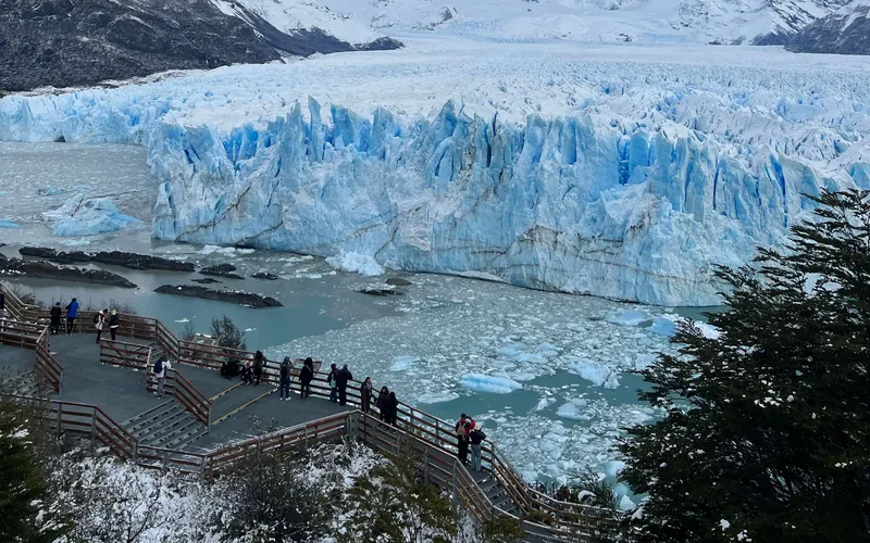Visitors on the metal walkways in front of the Perito Moreno Glacier ice face